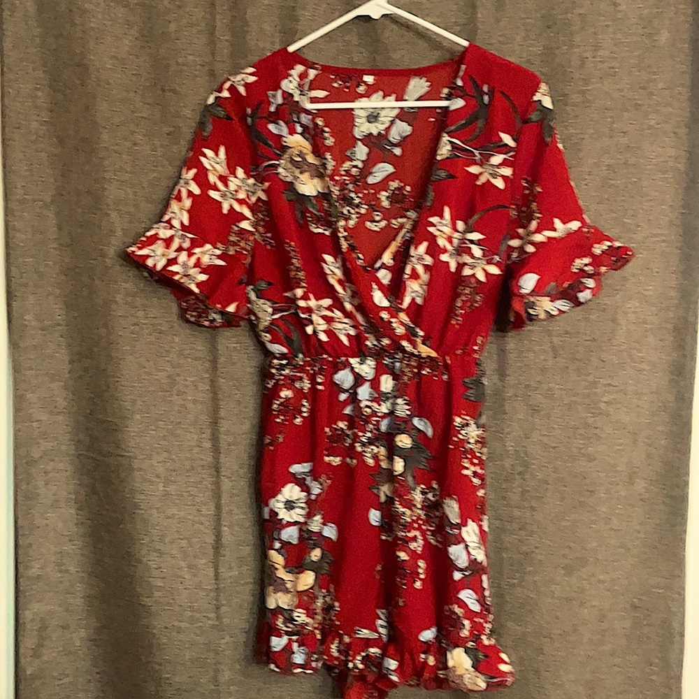 NWT GORGEOUS LIGHTWEIGHT VNECK ROMPER